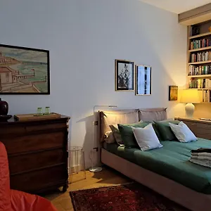 Casa Mari - Free Secure Parking, Breakfast, Private Bathroom, Wifi, Garden, Aircon, 3 Min Walk To Metro And Train Station Bed & Breakfast