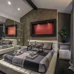 Stylish Near Duomo Apartment Milan